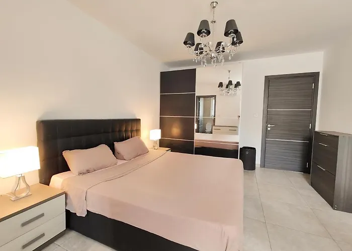 Large Near Valletta & Seafront Guest house 4*
